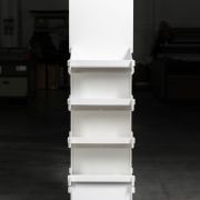 Espositore in plastica a ripiani personalizzabile SERIARS