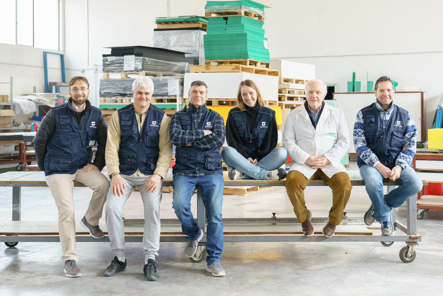 Il team di Nuova Seriars lavora con dedizione per creare espositori di qualità.