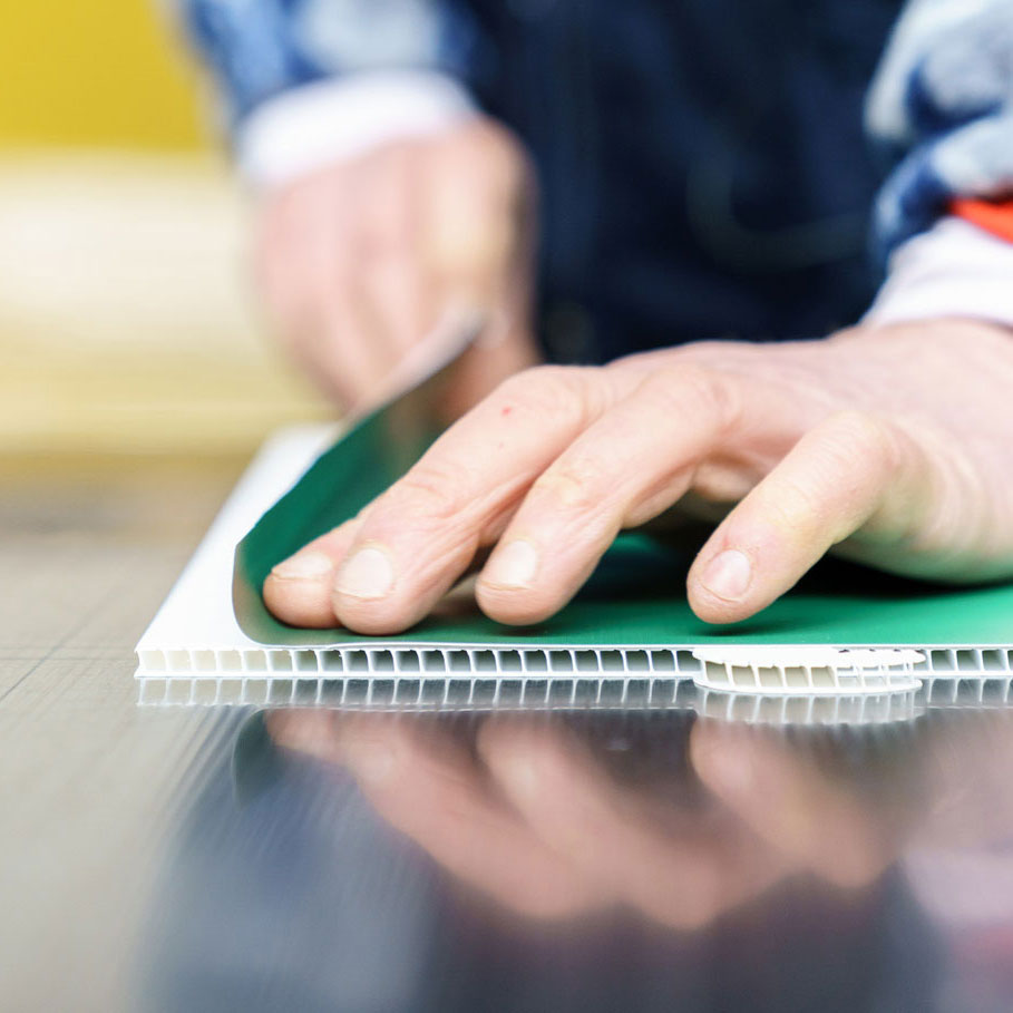 Applicazione grafica su pannello espositore: Dettagli grafici accurati e vivaci per un espositore personalizzato di Nuova Seriars